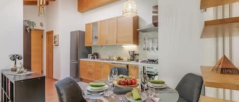 Fridge, oven, stovetop, dishwasher