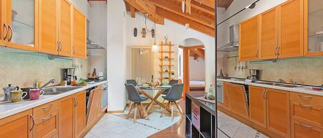 Perhehuoneisto, 2 makuuhuonetta (Torbole On the Moon) | Yksityinen keittiö | Jääkaappi, uuni, liesi, astianpesukone