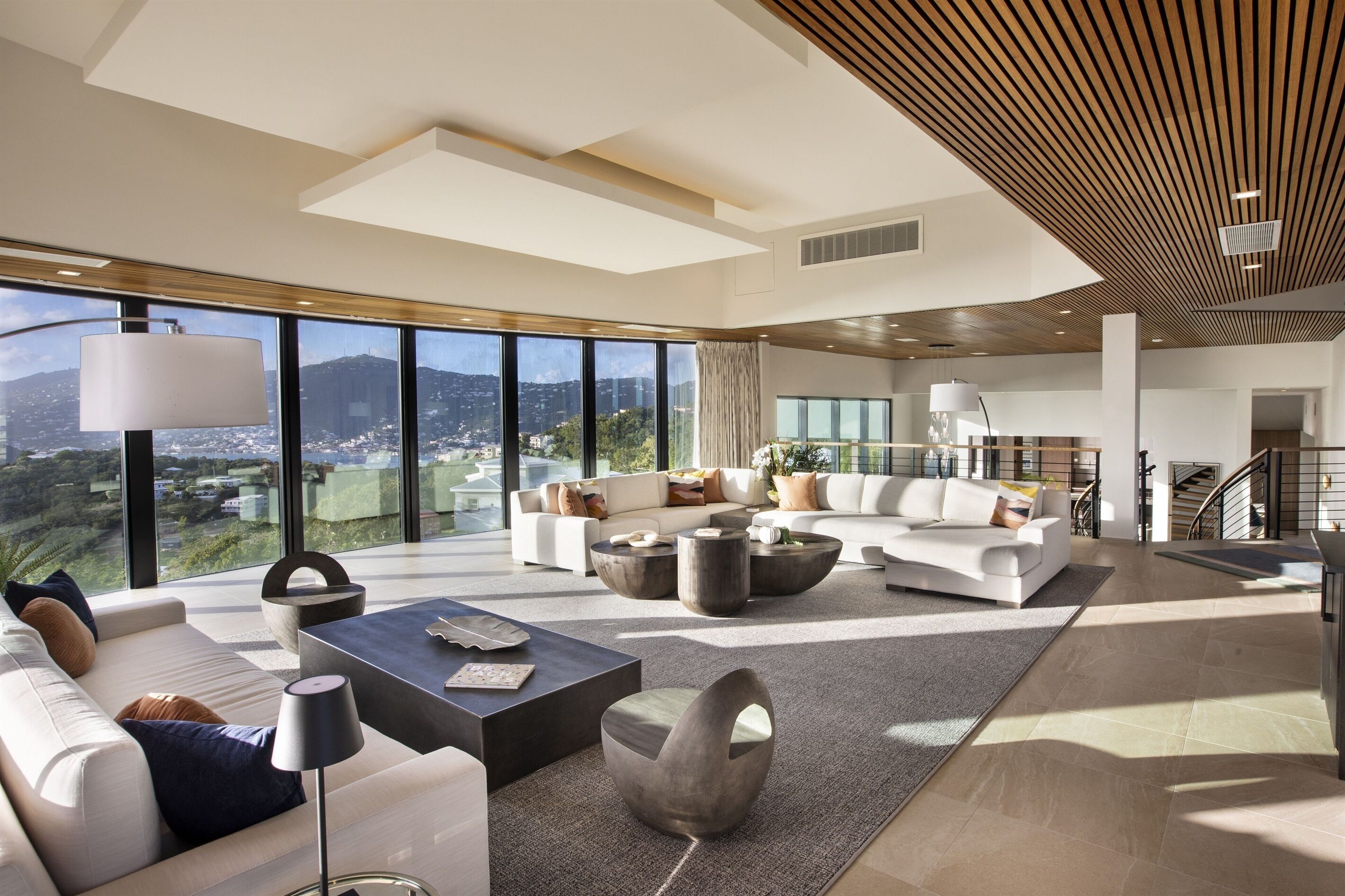 Smart-TV, Tischfußball, Bücher, Arbeitsbereiche