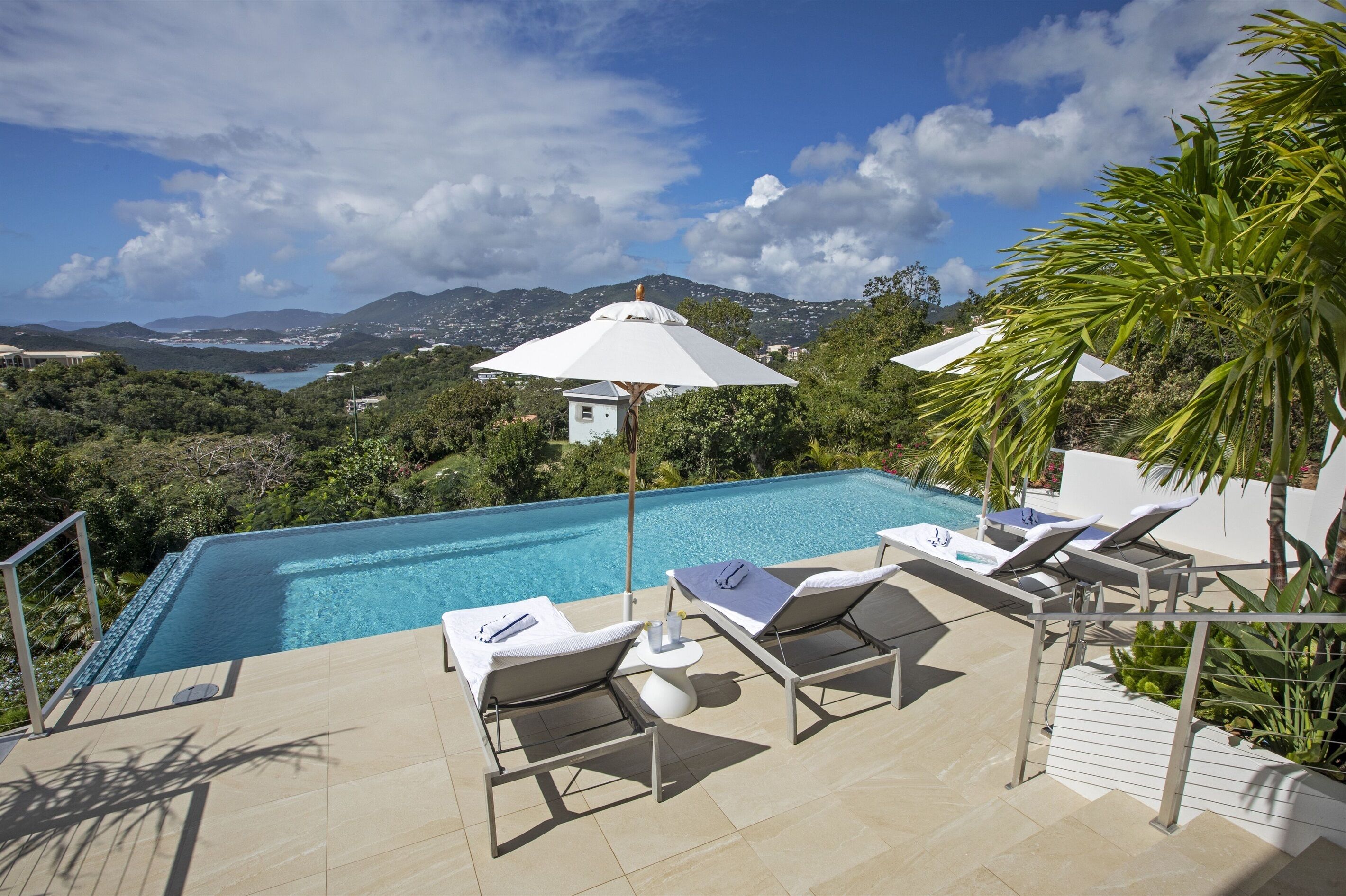 Lämmitetty uima-allas