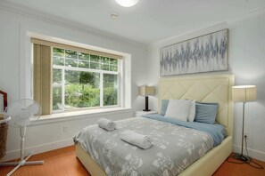 2 bedrooms, iron/ironing board, travel crib, WiFi - Cozy Retreat with Backyard in Vancouver (Vancouver)