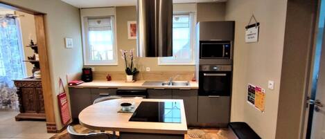 Kylskåp, mikrovågsugn, ugn och spishäll