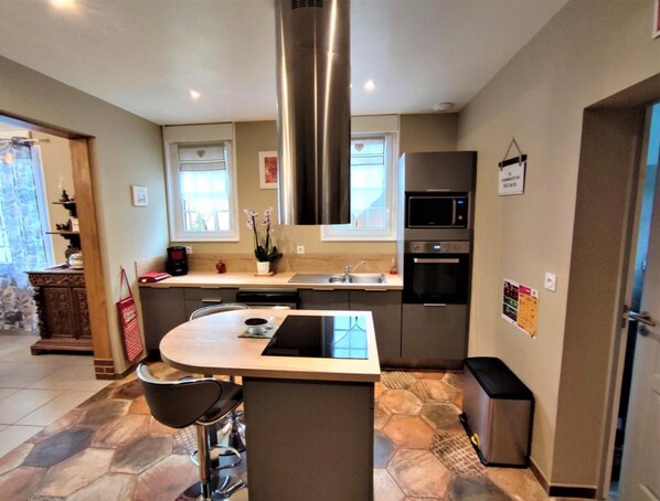 Jääkaappi, mikroaaltouuni, uuni, liesi