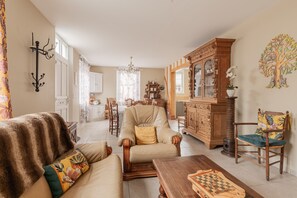 Tv, eldstad och ett bordtennisbord