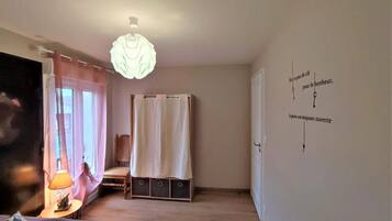 4 bedrooms, iron/ironing board, WiFi, bed sheets