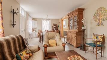 TV, lareira, mesa de pingue-pongue