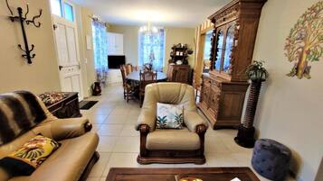 Télévision, cheminée, table de tennis de table