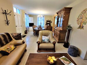 Télévision, cheminée, table de tennis de table