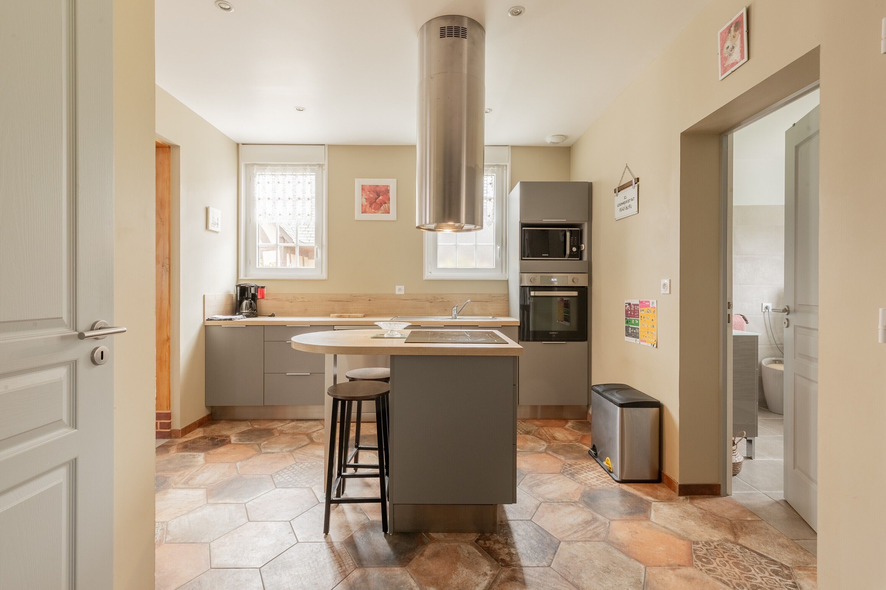 Jääkaappi, mikroaaltouuni, uuni, liesi