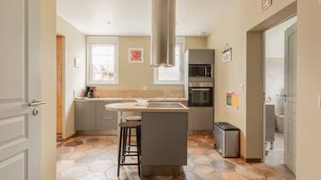 Jääkaappi, mikroaaltouuni, uuni, liesi