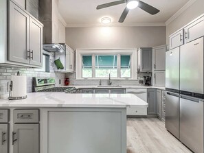 Refrigerador, microondas, horno y parrilla de estufa 