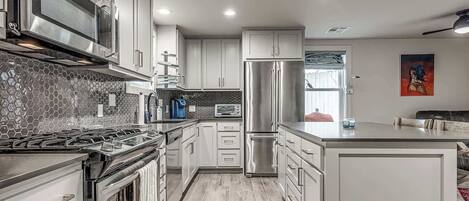 ثلاجة، ميكروويف، فرن، موقد طهي مسطح