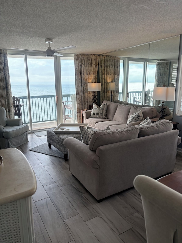Apartment, 4 Schlafzimmer, Balkon, Meerblick | Wohnzimmer