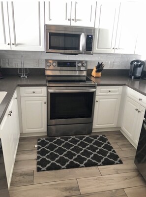 Apartment, 4 Bedrooms, Balcony, Ocean View | Microwave