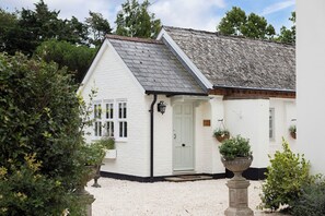 Exterior - A modern studio cottage located close to Arundel and Littlehampton (Lyminster)