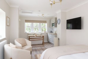 5 bedrooms, iron/ironing board, free WiFi, bed sheets