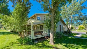 A house with a covered porch and a small garden area. - Red Fox Retreat - 37 Aspen (Blairsden)