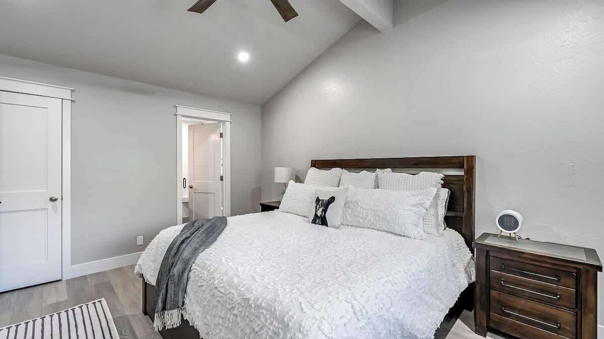 4 bedrooms, iron/ironing board, WiFi, bed sheets