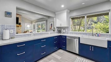 Fridge, microwave, stovetop, dishwasher