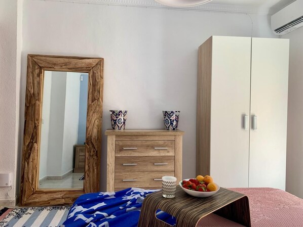 2 bedrooms, iron/ironing board, internet, bed sheets