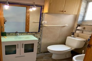 タオル、石鹸、トイレットペーパー