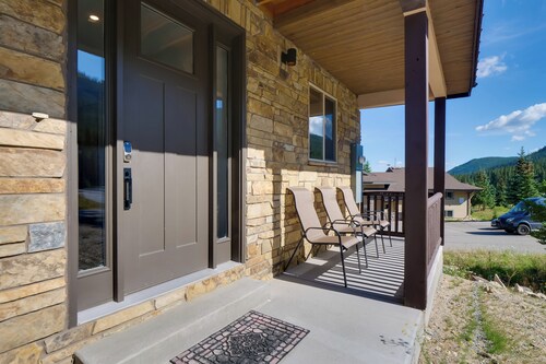 Hot Tub, Pool Table & Fireplaces: Blue River Gem