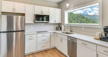 Near Hiking: Mtn-view Maggie Valley Escape!