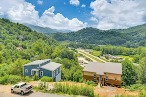 Interior - Smoky Mtn Getaway: Modern 2br/2ba W/stunning Views (Maggie Valley)