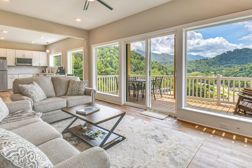 Smoky Mtn Getaway: Modern 2br/2ba W/stunning Views - Dillsboro, NC