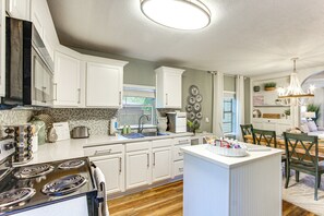 Interior - Walk to Beach, Gazebo w/ Hot Tub: Gulfport Gem! (Gulfport)