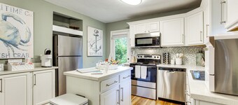Walk to Beach, Gazebo w/ Hot Tub: Gulfport Gem!