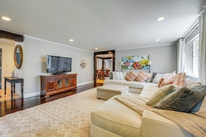 House (5 Bedrooms) | Interior