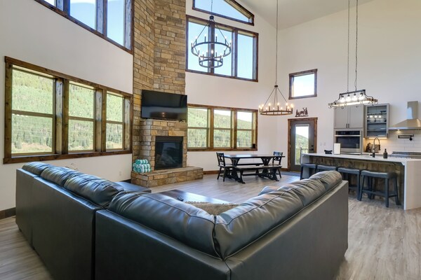 Luxe Ski Escape! Breck Home W/ Hot Tub & Game Room - Copper Mountain, CO