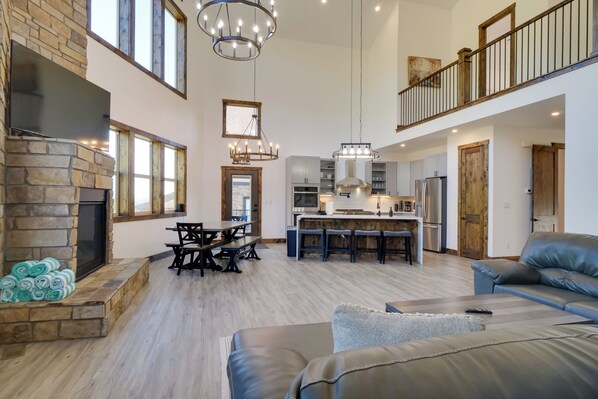 Interior - Aspen Grove Views: Spacious Duplex 5 Mi to Breck (Breckenridge)