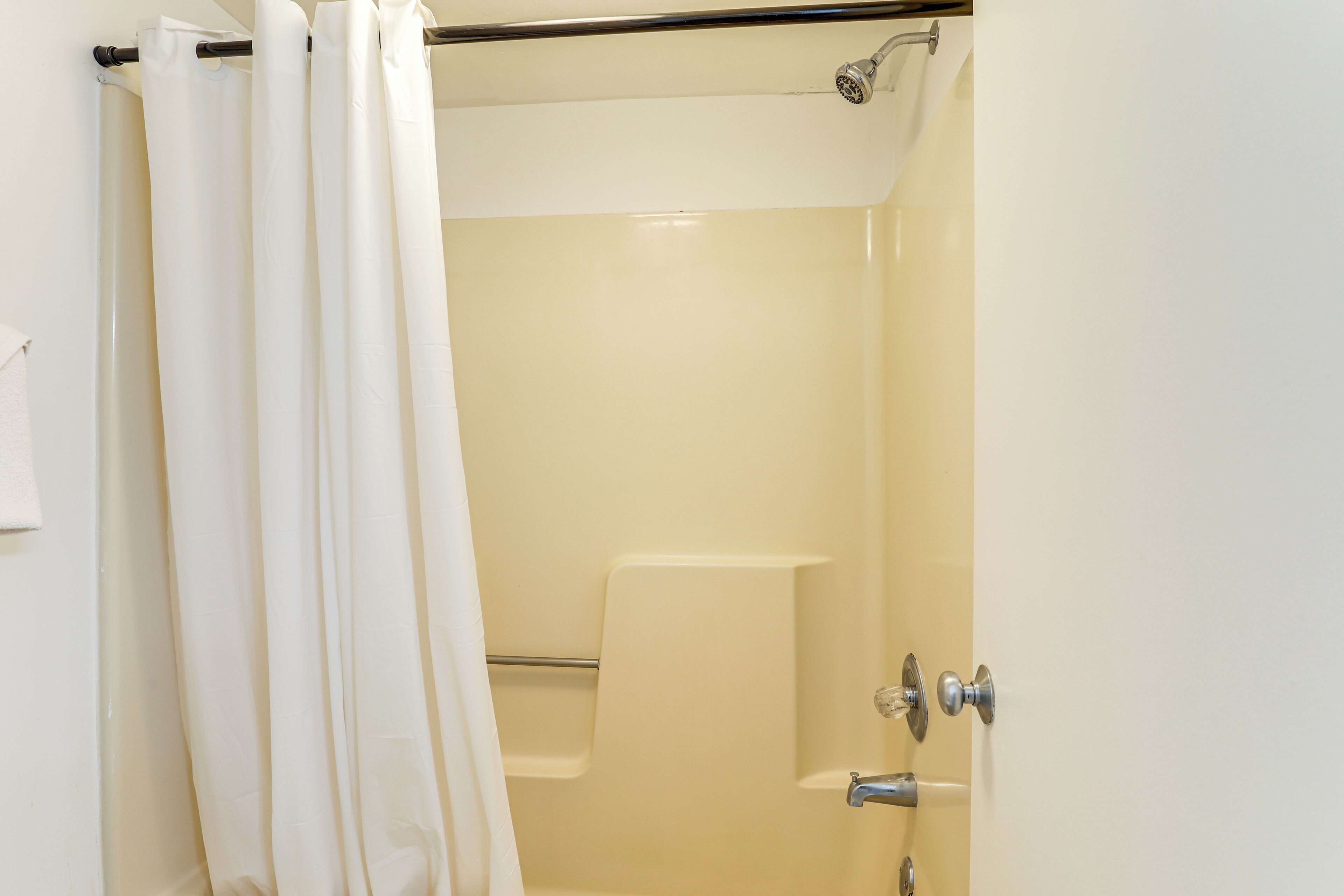 Une salle de bain avec une douche, des toilettes et un lavabo.