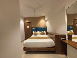 Double Room | Desk, laptop workspace - Hotel Crystal Palace (Mumbai)