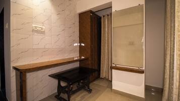 Escritorio y espacio para trabajar con laptop