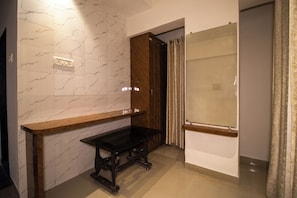 Vierpersoonskamer, uitzicht op stad | Een bureau, een laptopwerkplek