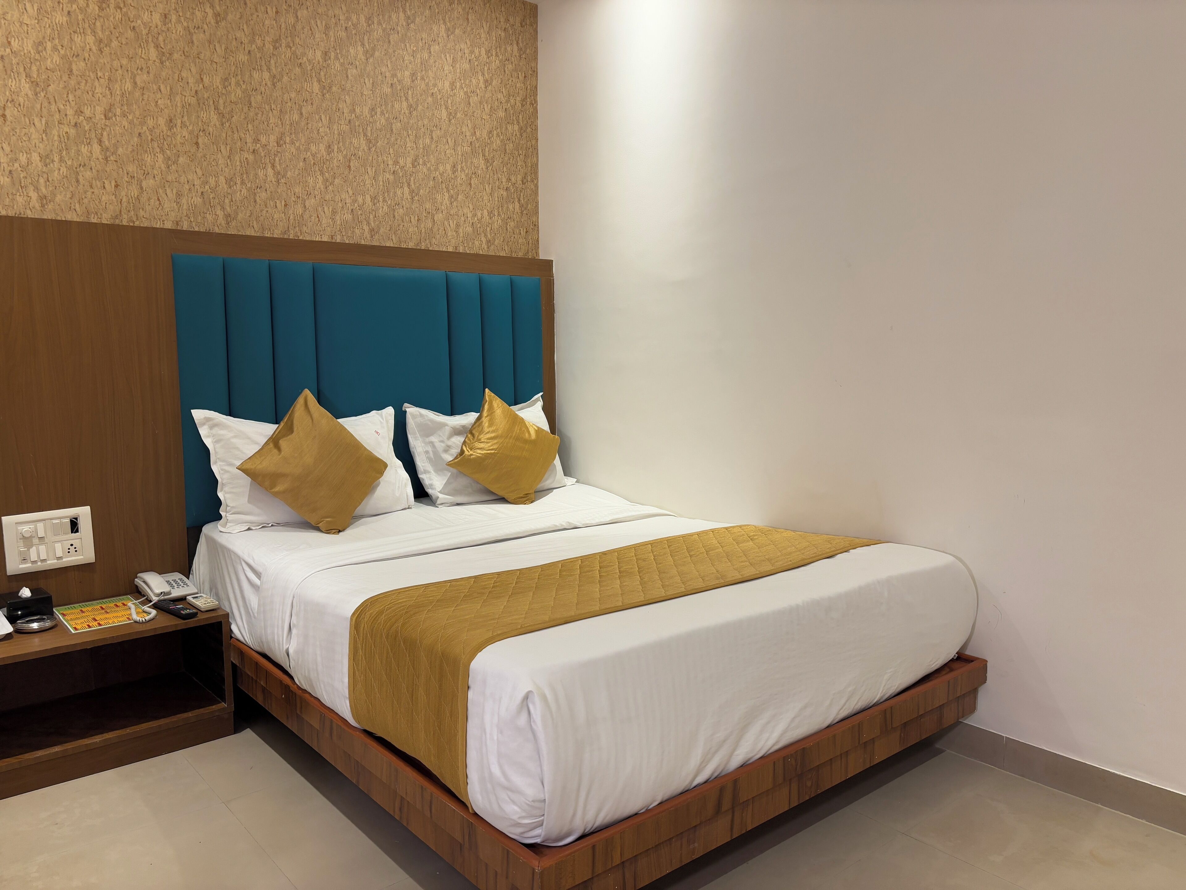 Dobbeltrom | Skrivebord og skrivebord for bærbar PC