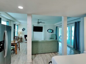 Tabla de planchar con plancha, wifi y ropa de cama