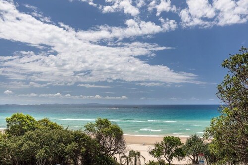 Luxury Beachfront Penthouse on Cylinder Beach