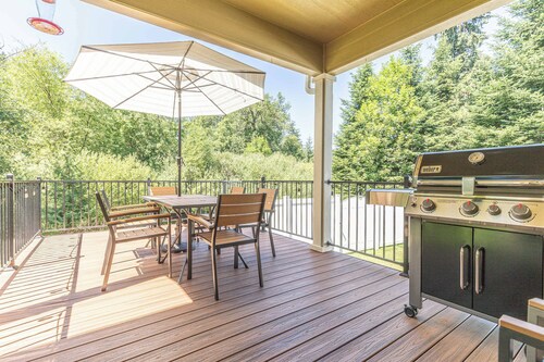 4BR Retreat on Private Acre in Salmon Creek