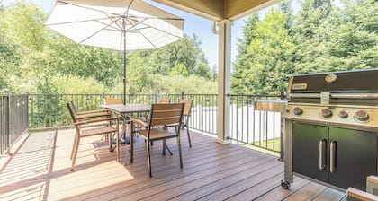 4BR Retreat on Private Acre in Salmon Creek