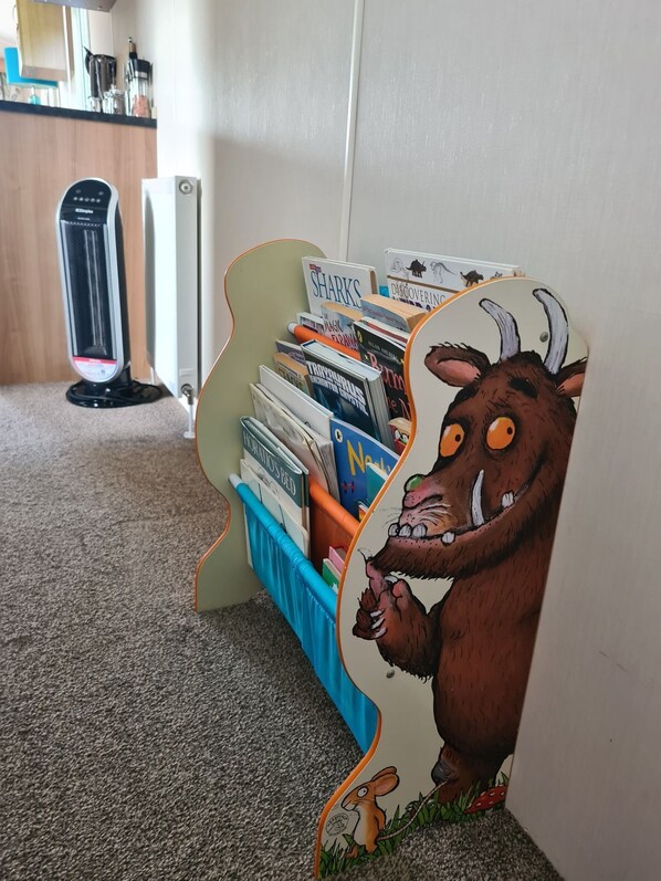A bookshelf with books and a cartoon character. - The Mayflower - Family & Pet Friendly (Millom)
