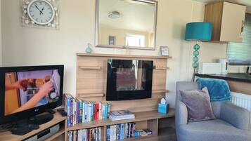 House, 2 Bedrooms, Terrace, Garden View | Living room | Books