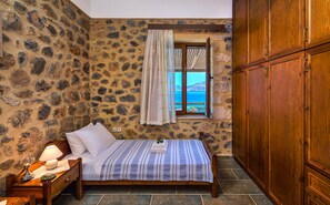 Leilighet, 2 soverom, sjøutsikt | Safe på rommet, lydisolert, strykejern/-brett og wi-fi (inkludert)