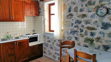 Apartment, 1 Bedroom, Sea View | Dapur peribadi | Peti sejuk/penyejuk beku saiz penuh, ketuhar, dapur