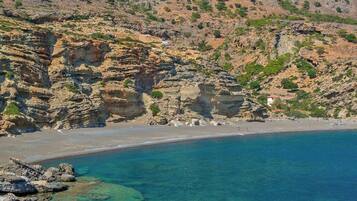 Beach nearby, sun loungers, beach bar