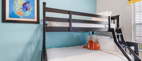 Una cama litera con un cuadro enmarcado de un pez en la pared, una ventana con persianas y piso alfombrado.