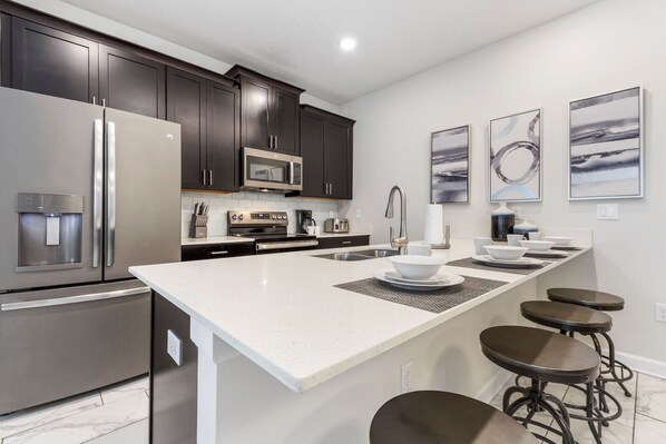 Réfrigérateur, micro-ondes, four, plaque de cuisson